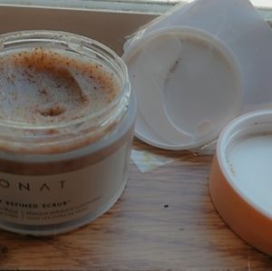 Monat Berry Refined scrub